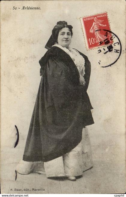 Arles CPA Arlesienne (folklore)
