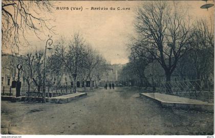 CPA AUPS Arrivee du Cours (1111427)