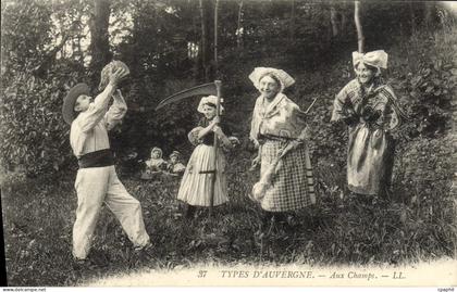 CPA Types d'Auvergne Aux Champs Folklore