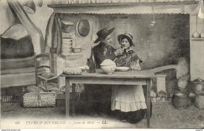 CPA Types d'Auvergne Lune De Miel Foklore