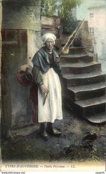 CPA Types D'Auvergne Vieille Paysanne Folklore Fileuse