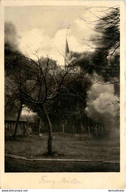 Kirche in Guillemont bei Bapaume im Augenblick der Sprengung