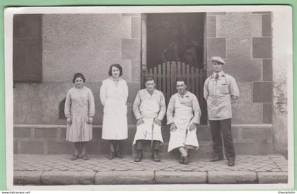 Groupe de personnes devant une Boucherie à Bazoches - Carte photo - Commerce