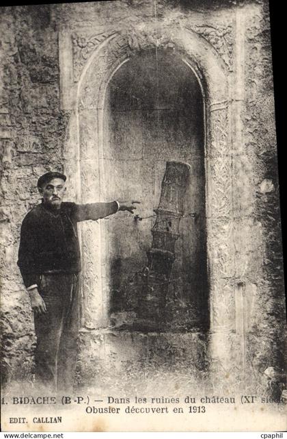 CPA Bidache Basses Pyrenees Dans les ruines du Chateau Obusier deccuvert
