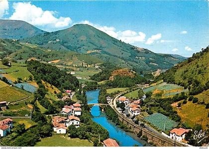 Carte Postale - 64 - Bidarray - Vue générale de Bidarray avec le Vieux Pont romain construit sur la Nive - Carte Neuve -