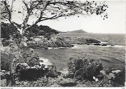 CPSM Boulouris Calanque de Santa-Lucia - au fond le Dramont