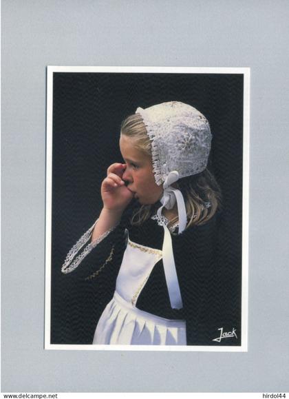 fillette en costume de Plonévez du Faou