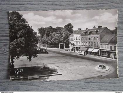 Cpa Breteuil sur Iton (27) la place Laffitte