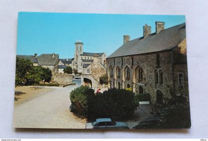 Cpm, Bricquebec, l'hôtel du vieux château et l'église, Manche 50