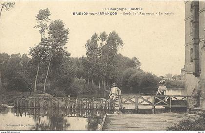 CPA Brienon-sur-Armançon Bords de l'Armançon Le Pertuis