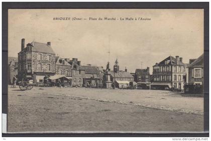 61 - Briouze - Place du Marché - La Halle à l'Avoine