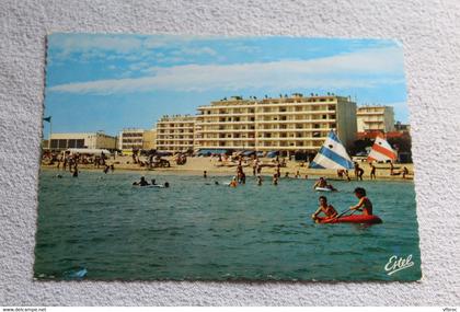 Cpm, Canet plage, la plage vue de la mer, à gauche le casino, Pyrénées orientales 66