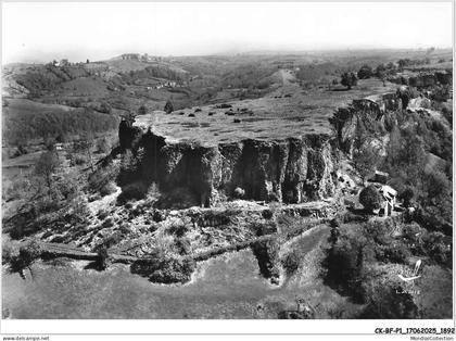 CK-BFP1-0947-15 - EN AVION AU-DESSUS DE CARLAT - Le rocher de carlat