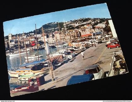 13 Cassis-sur-Mer  Un coin du Port