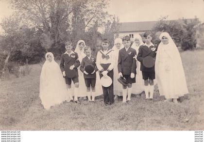 L4-47) CASTELJALOUX - CARTE PHOTO BALISTAI - CASTELJALOUX - FERME - UN GROUPE  DE JEUNES COMMUNIANTS  - ( 2 SCANS )