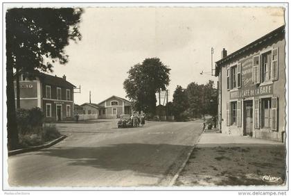 Chambley-Bussières (54.Meurthe et Moselle ) la place de la Gare - Hôtel et café