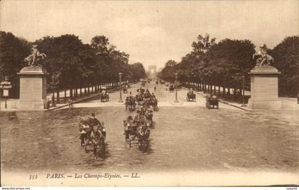 CPA Paris Les Champs Elysees Caleches