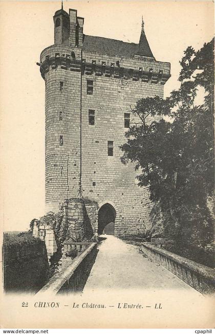 CPA Chinon Le Chateau l'Entrée LL