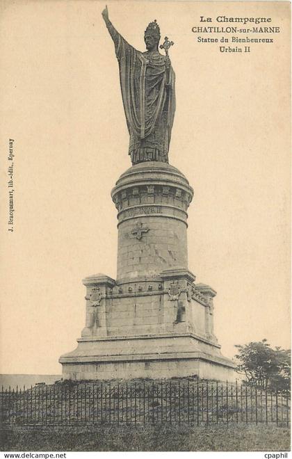 CPA La Champagne Chatillon sur Marne Statue du Bienheureux Urbain II