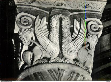 CPM Chauvigny Vienne Eglise Saint Pierre Sphinx vue de face
