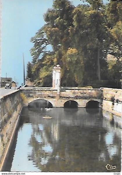 CPSM Le Château de Chilly-Mazarin - Les Douves