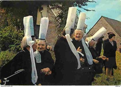 Carte Postale - 29 - Combrit - Pardon de la Clarté - Groupe de Bigoudènes près de la Chapelle - Folklore - Coiffes - Fla