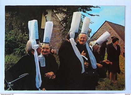 ►  Cpsm COMBRIT   Coiffes  Costumes  Folkloriques (Bretagne)