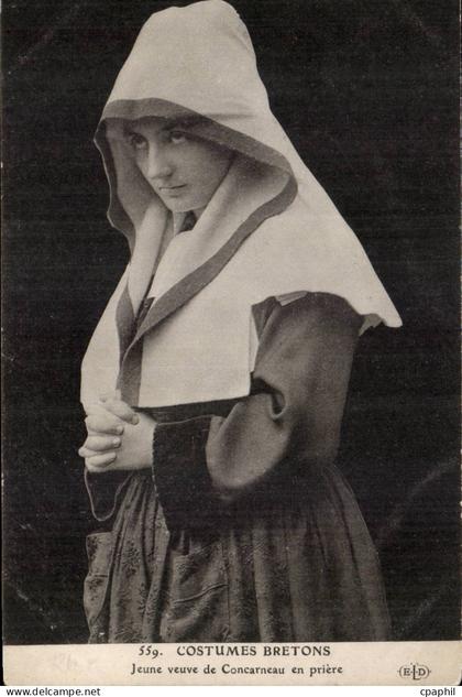 Costumes bretons CPA Jeuen veuve de Concarneau en priere