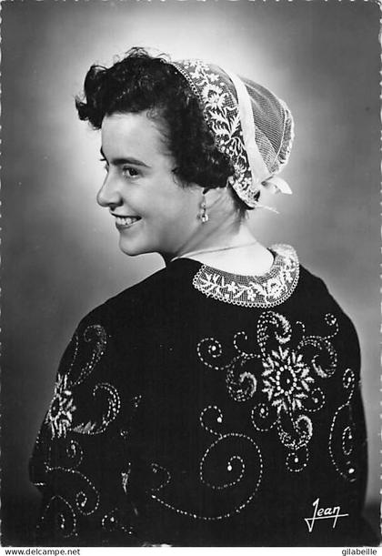 29 -  Confort Meilars . Costume de la région de confort