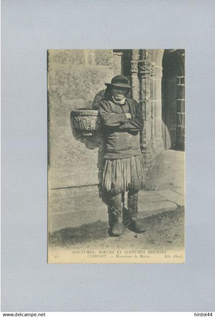 Confort-Meilars (29) : costume breton - Monsieur le Maire