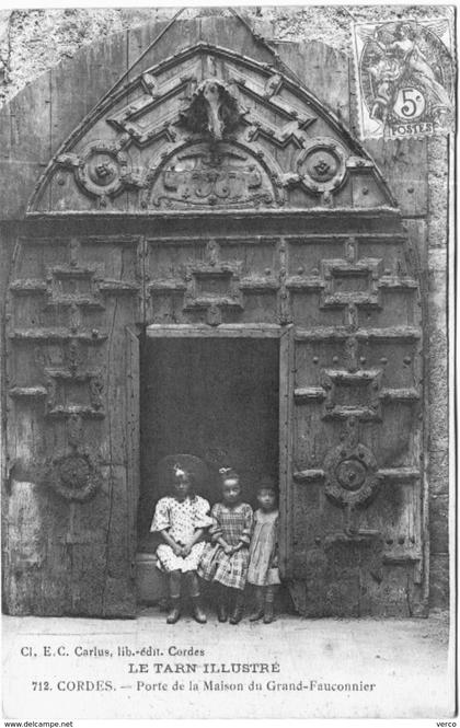 Carte Postale Ancienne de CORDES-Porte de la maison du grand fauconnier
