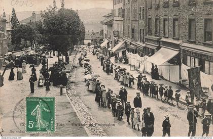 FRANCE - COURS LA VILLE - Un jour de procession - Animé - Boireau - café - cpa
