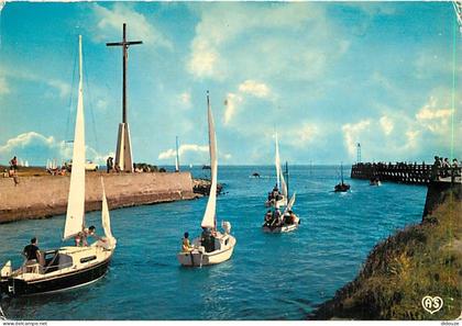 Carte Postale - 14 - Courseulles sur Mer - Yachts sortant du port - Bateaux - Flamme Postale de Courseulles sur Mer - CP