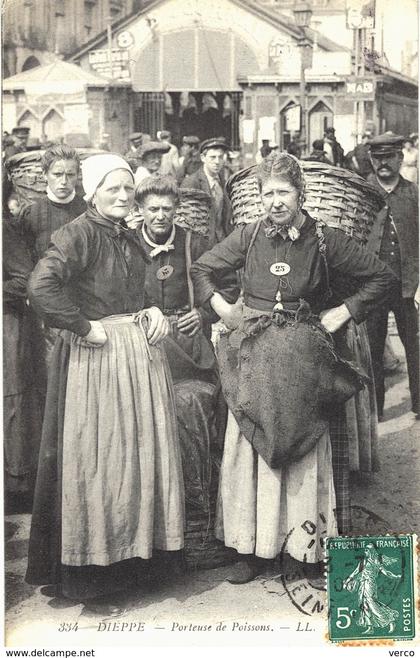 Carte postale ancienne de DIEPPE - Porteuses de poissons