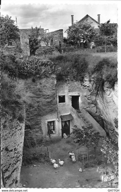 CPA DOUE LA FONTAINE -maison souterraine