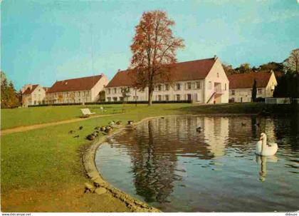 95 - Ennery - Fédération Mutualiste Parisienne - Domaine d'Ennery - Résidence Romain Lavielle - Les pavillons vus du lac