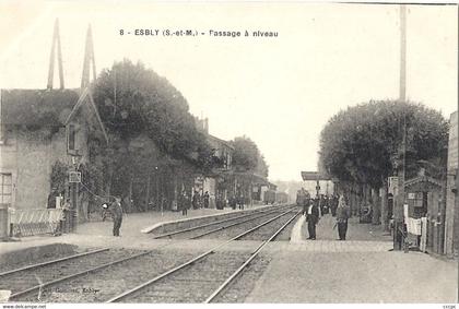 CPA Esbly Passage à Niveau