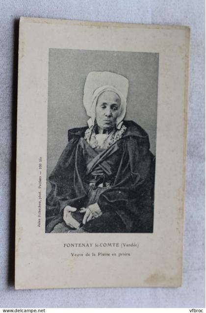 Fontenay le Comte, veuve de la plaine en prière, Vendée 85
