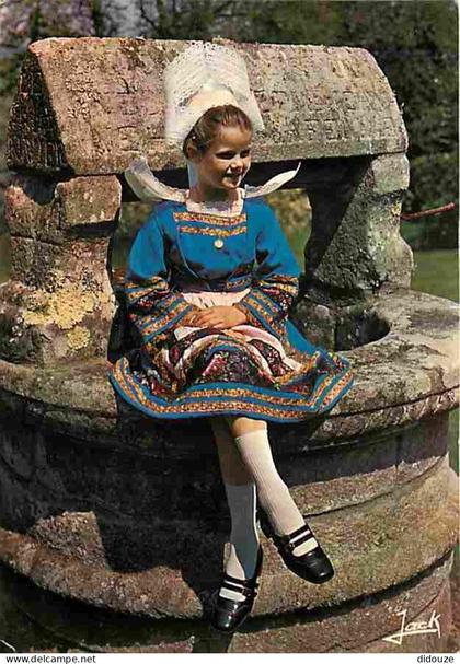 Carte Postale - 29 - Fouesnant - Fillette en costume de Fouesnant - Enfants - Folklore - Coiffes - Flamme Postale - Voir