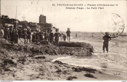 Fouras - les bains - Plaisir d' Enfants sur la Grande Plage - Le Petit Fort - CPA
