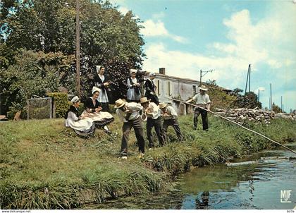 79 FRONTENAY ROHAN ROHAN FOLKLORE LES AGEASSONS