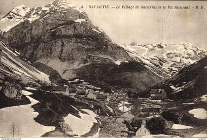 CPA Gavarnie Le Village de Gavarnie et le Pic Secuniat
