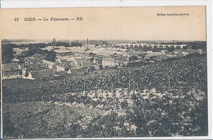 V 888/  CPA - GIEN (45)  LA FAIENCERIE