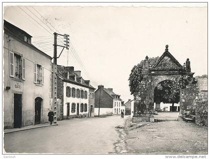 29 // GOUEZEC    le porche et le bourg  / cpsm grand format