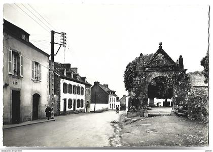 GOUEZEC - Le Porche et le bourg