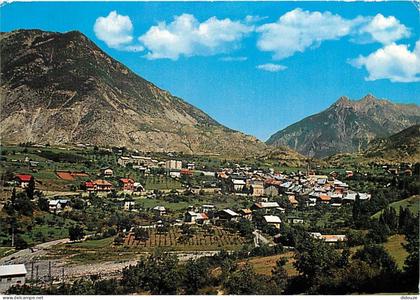 05 - Guillestre - Vue Générale - Au fond, Pic de Ca+inat (2454 m.) - Pic de Guillestre (2583 m.) - CPM - Voir Scans Rect