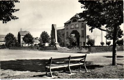 CPA HAGONDANGE - Monument aux Morts (170060)