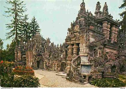 Carte Postale - 26 - Hauterives - Le Palais Idéal - Oeuvre du facteur Ferdinand Cheval - Vue Générale - Fleurs - Flamme