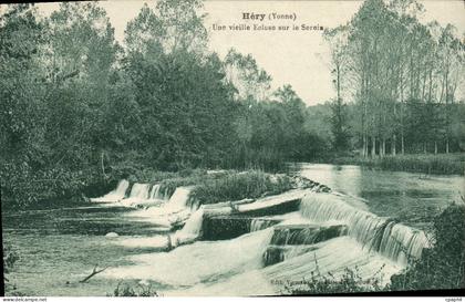 CPA Hery Yonne Une vieille sur le Serein