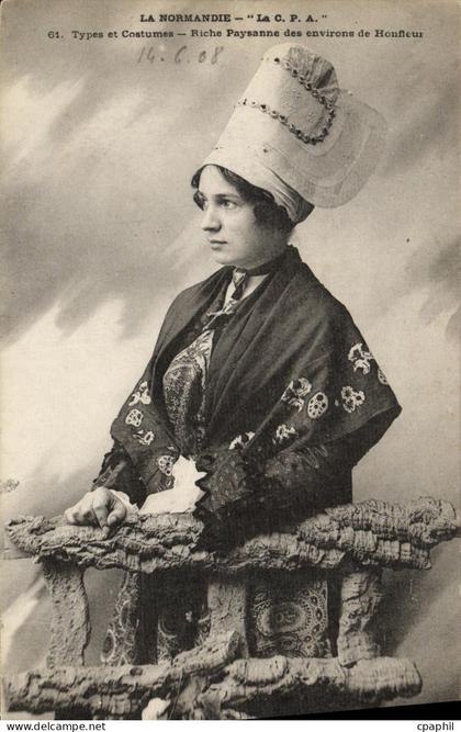 CPA Honfleur Types et costumes Riche paysanne des environs de Honfleur Folklore